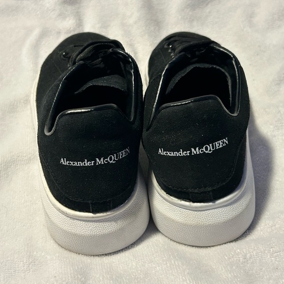 Alexander McQueen Women's Oversized Sneaker in Black Size 40 US Size 10 - Picture 3 of 7